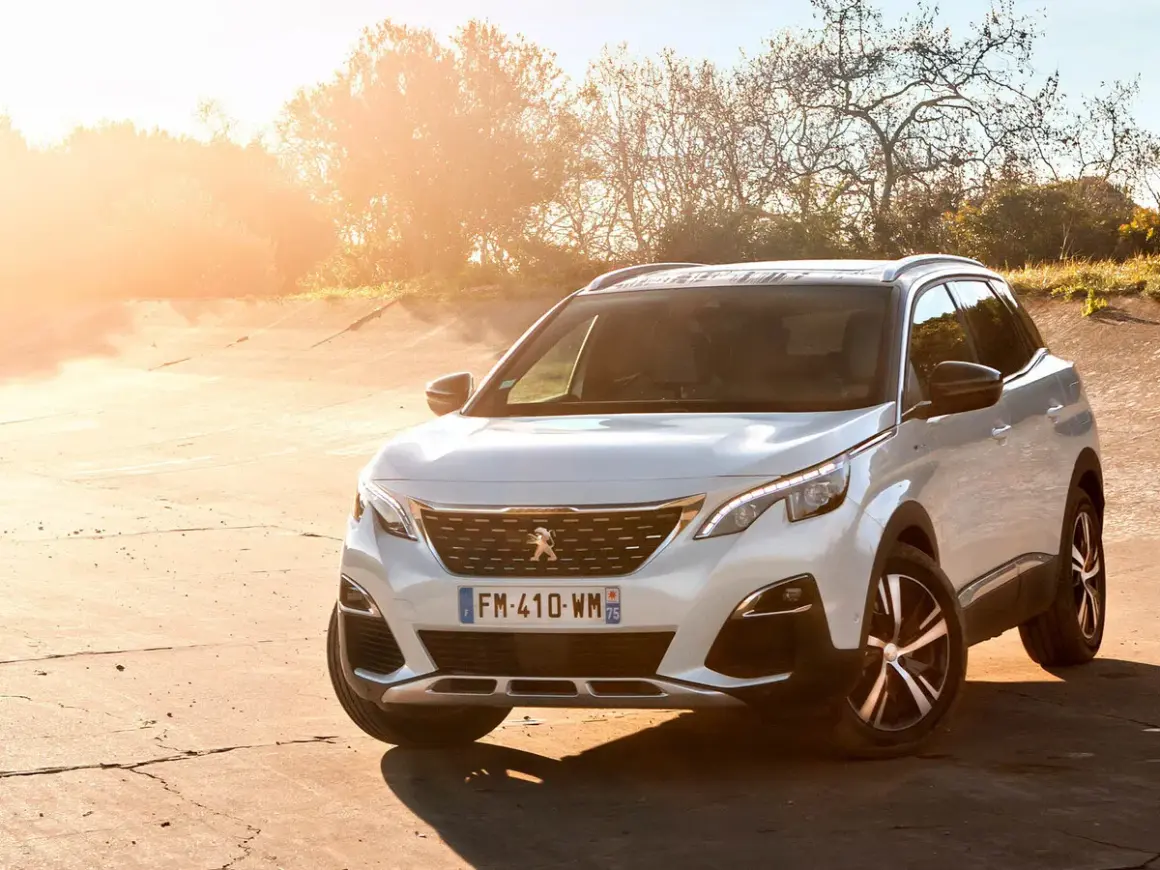 Blanco Peugeot 3008 Hybrid4 aparcado en un camino de tierra al atardecer.