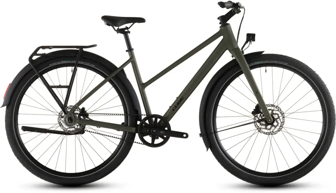 Ein grünes Cube Urban Bike mit Gepäckträger und Schutzblechen, perfekt für die Stadt.