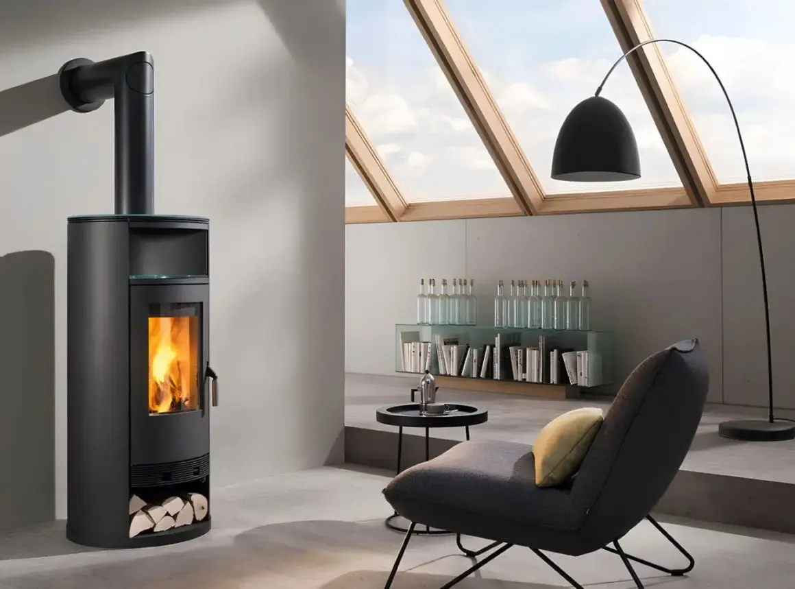 Moderner Kamin mit brennendem Feuer. Die jährlichen Kamin Kosten sind überschaubar, wenn man die Gemütlichkeit bedenkt.