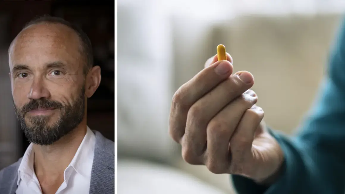 Man med skägg håller en gul kapsel, en ny medicin mot schizofreni.