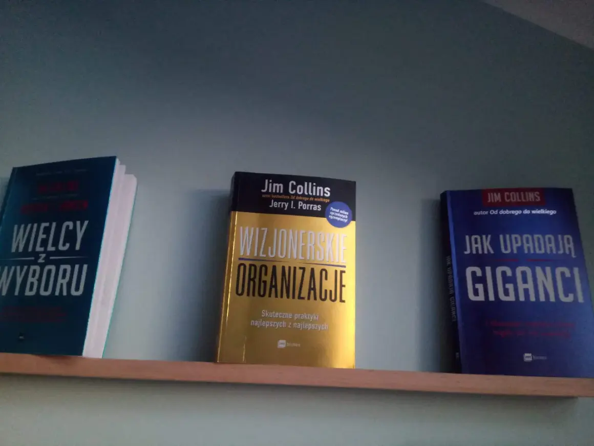 Książki Jima Collinsa: "Wielcy z wyboru", "Wizjonerskie organizacje" i "Jak upadają giganci". Autor od dobrego do wielkiego.