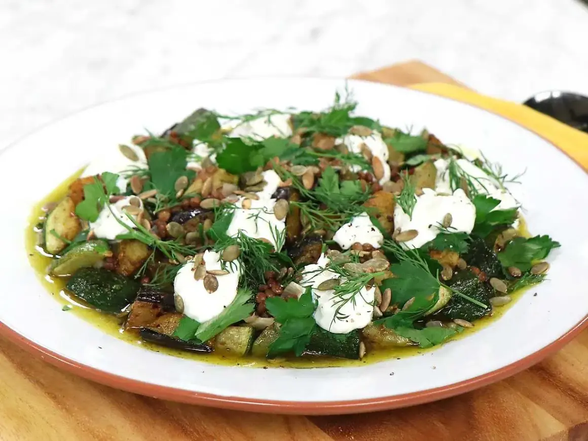 En härlig aubergine recept med rostade grönsaker, krämig ost och färska örter. Perfekt för en lätt lunch eller middag.
