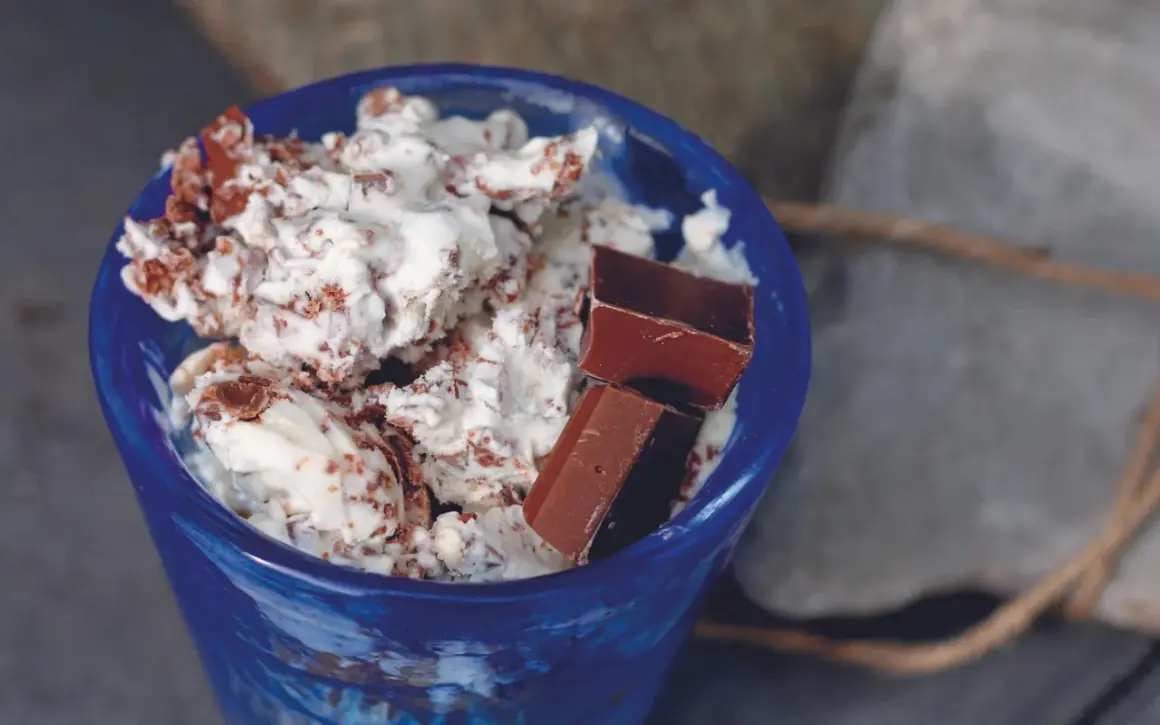 Blå skål med krämig glass och chokladbitar. Ett enkelt glass recept för en varm sommardag.