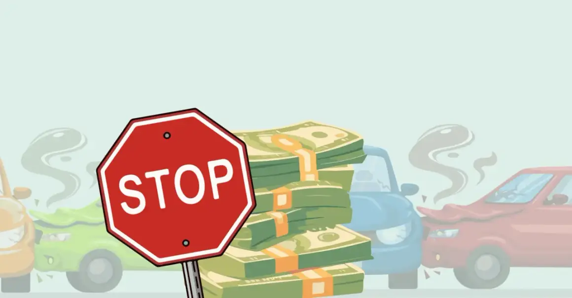 Ein Stoppschild vor einem Stapel Geld und beschädigten Autos. Ein Auffahrunfall kann teuer werden, die Strafe ist hoch.