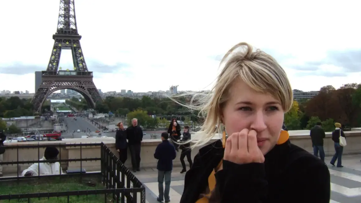 En tjej njuter av utsikten över Paris från Eiffeltornet.