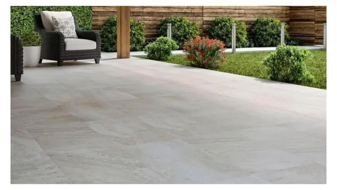 Terraza moderna con mobiliario de exterior y césped. El suelo de baldosas claras es el mejor suelo para exterior, duradero y elegante.