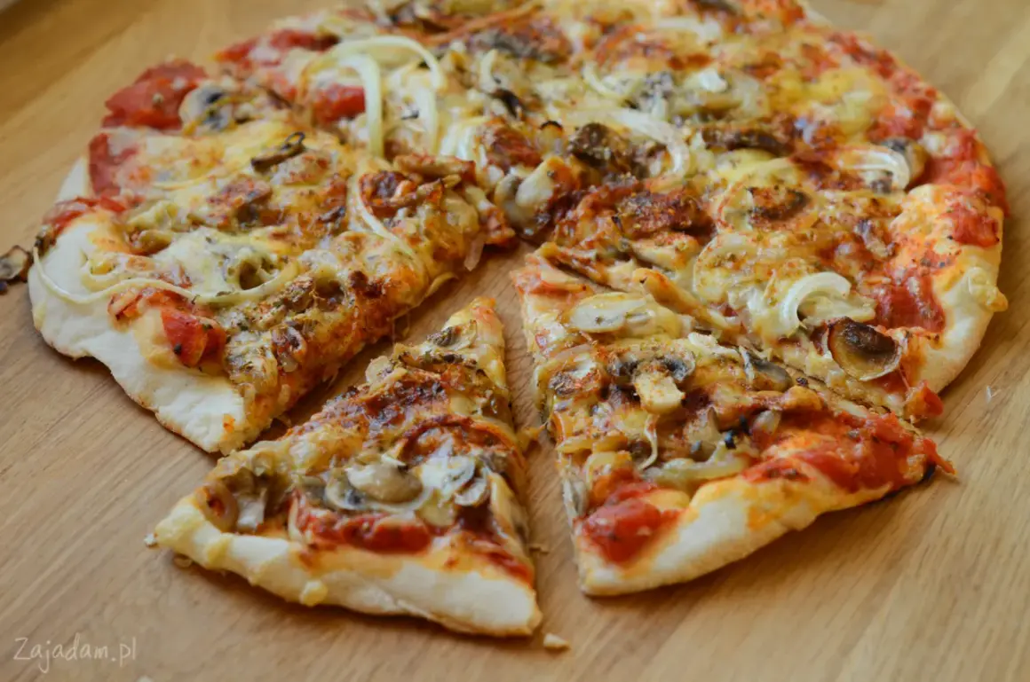 Pieczarki na pizzę: Smażyć czy surowe? Uniknij mokrego ciasta!