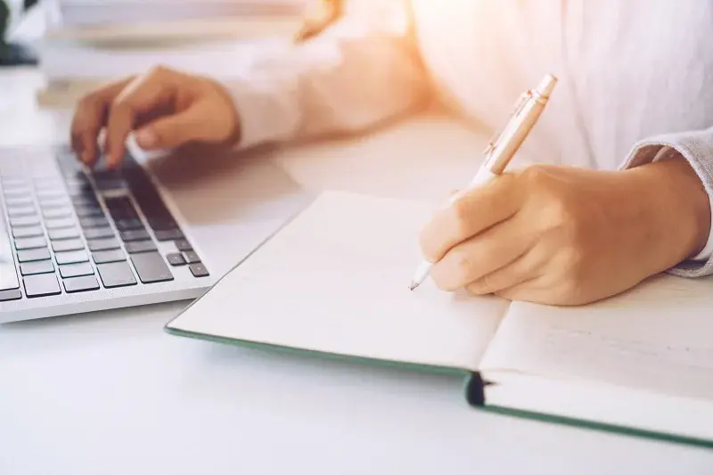Praca dla informatyka po studiach: Jak uniknąć trudności na rynku pracy
