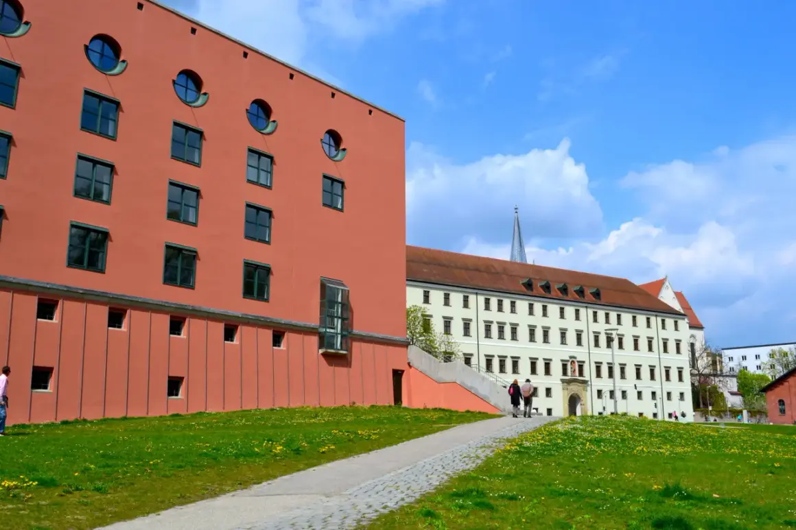 Moderne und historische Gebäude in Passau, wo man vielseitig studieren kann.
