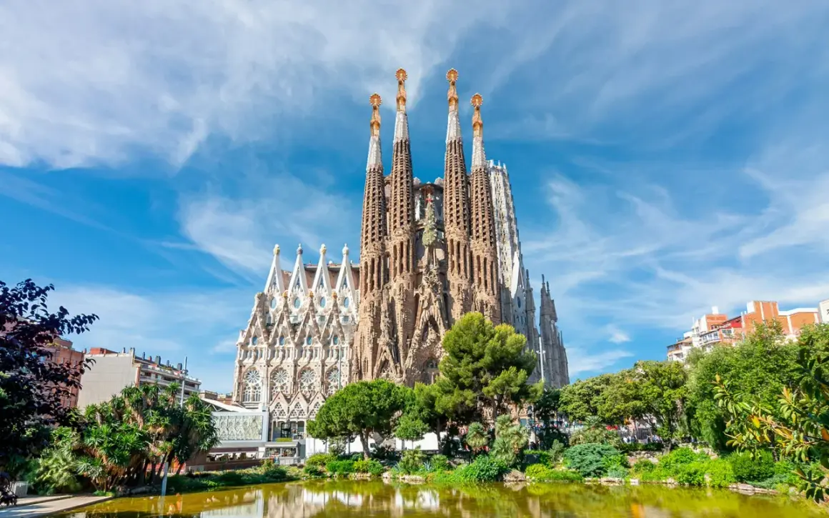 Majestatyczna Sagrada Familia w Barcelonie, z jej unikalną architekturą i zielonym otoczeniem, to miejsce pełne ciekawostek.