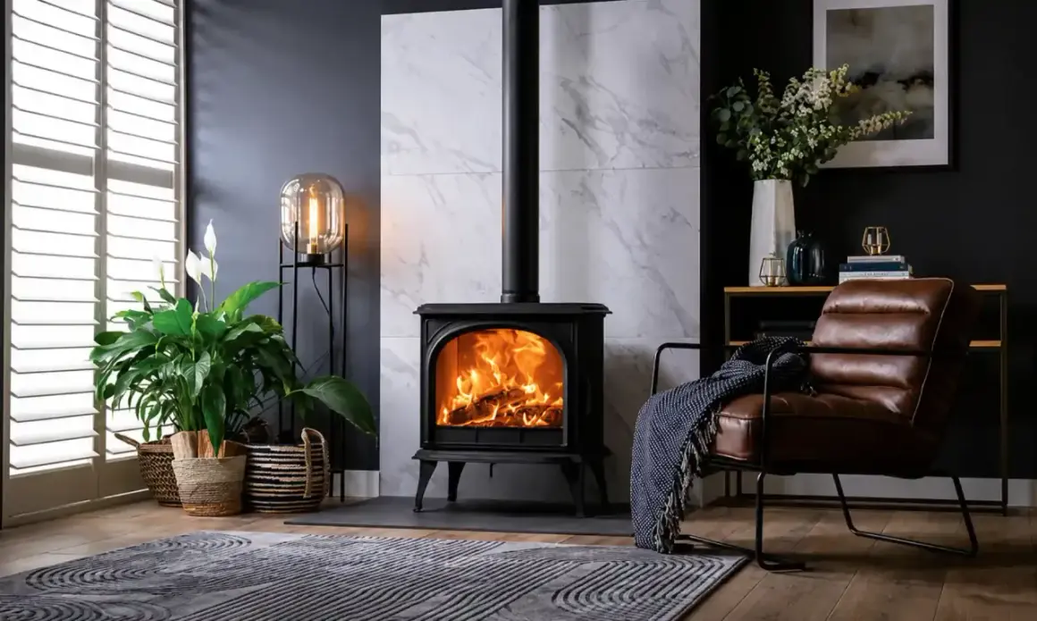 Poêle à bois en fonte, cœur de la pièce, réchauffant l'atmosphère. Un fauteuil en cuir invite à la détente.