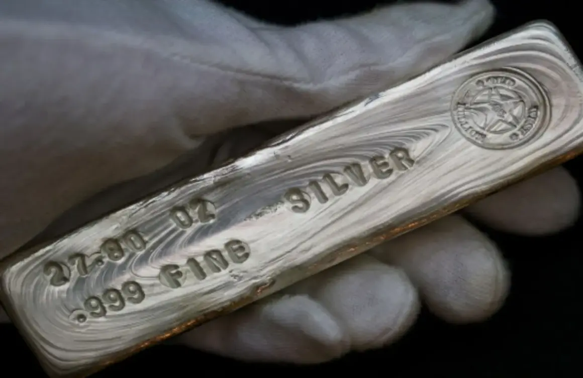 Barra d'argento con incisioni: "27.00 OZ", "999 FINE SILVER". Utile per come riconoscere l'argento antico.