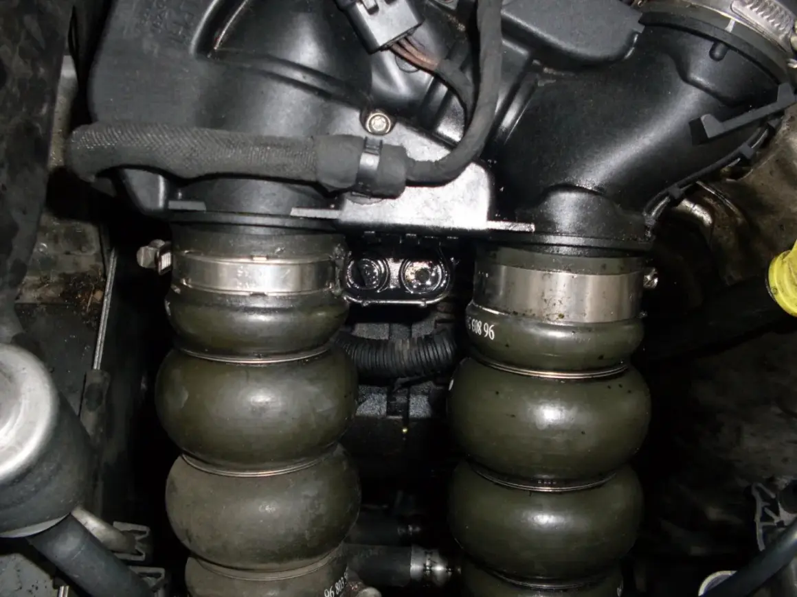 Détail du moteur avec durites gonflées, possible symptôme doseur d'air HS.