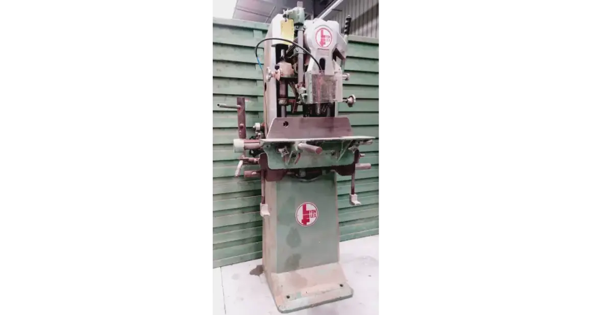 Mortaiseuse Lyon Flex, une machine d'atelier robuste et fiable, prête pour de nouveaux projets de menuiserie.