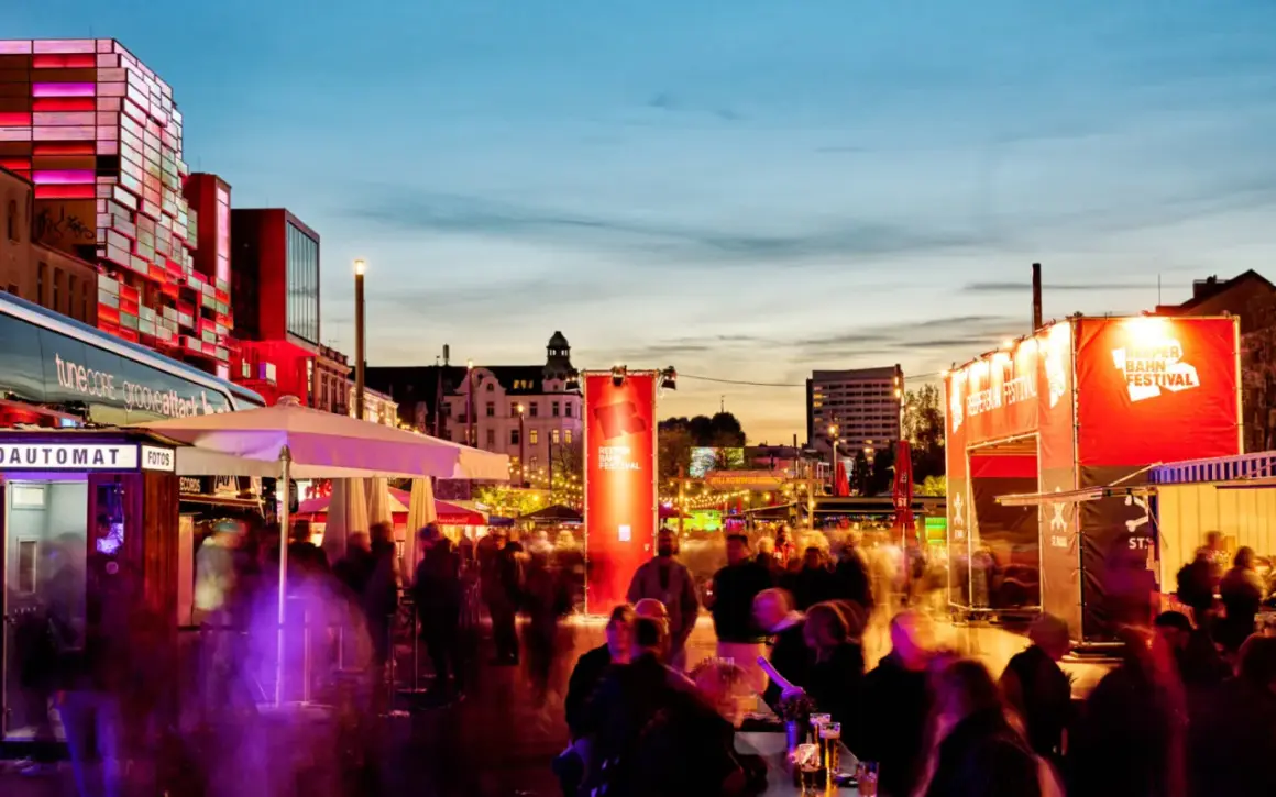 Menschenmassen beleben die Reeperbahn in der Woche, während das Reeperbahn Festival mit roten Bannern und Lichtern für Stimmung sorgt.
