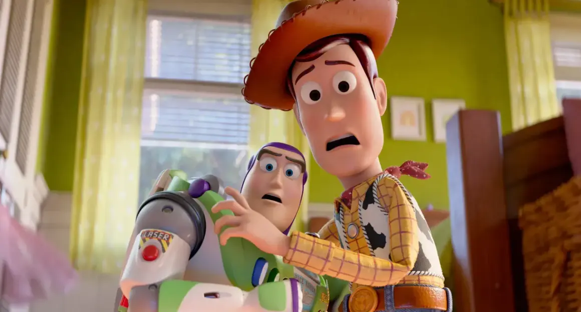 Woody i Buzz z "Toy Story" w kinowej przygodzie. Ich miny sugerują, że coś poszło nie tak w tej bajce z kina.