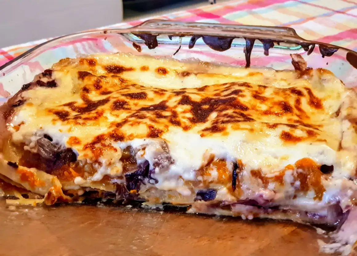 Lasagne con zucca e scamorza, dorate e filanti, in una teglia di vetro. Un piatto autunnale irresistibile.