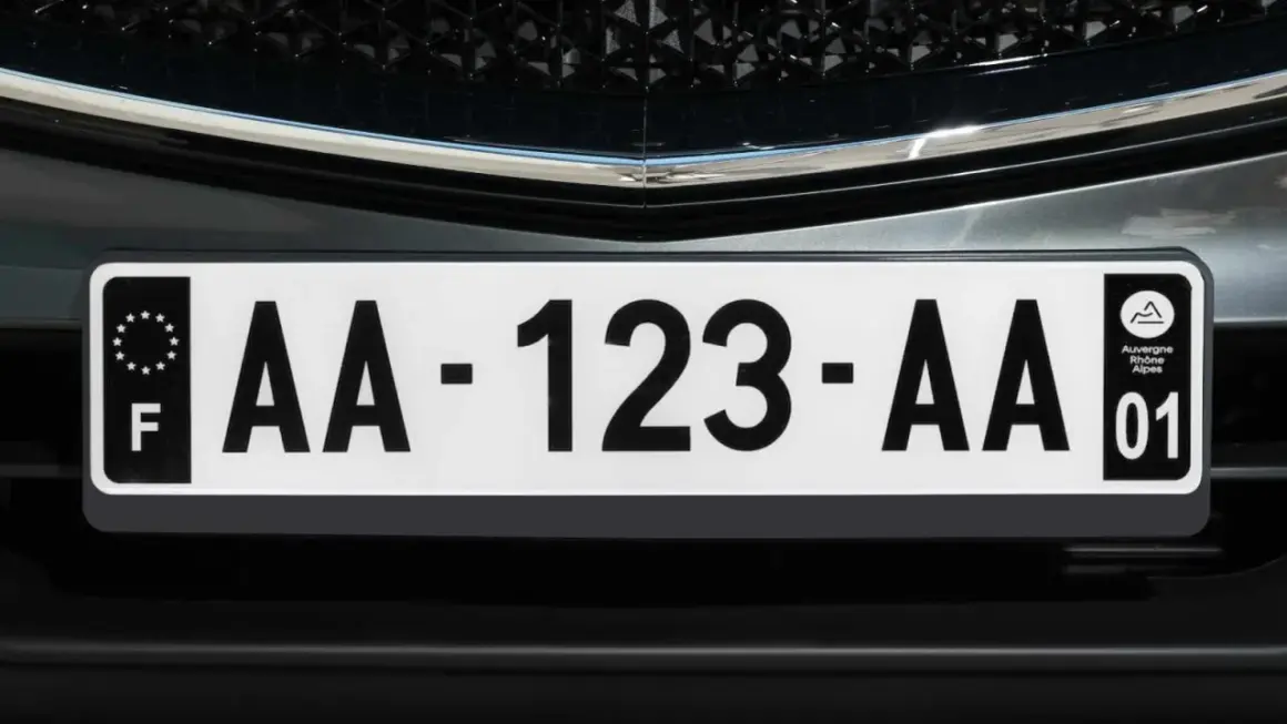 Plaque immatriculation noire avec le code "AA-123-AA" et le logo de l'Auvergne-Rhône-Alpes.