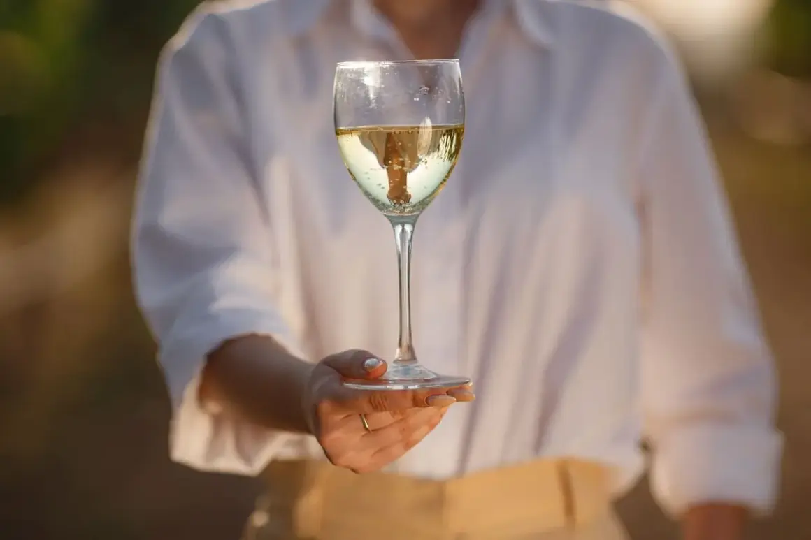 Calice di Pinot Bianco, con riflessi dorati e bollicine, evoca le sue fresche caratteristiche.