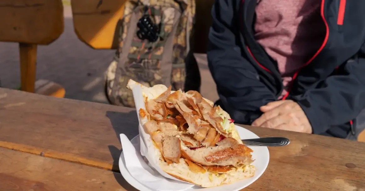Kebab: Dlaczego ten popularny fast food szkodzi zdrowiu?