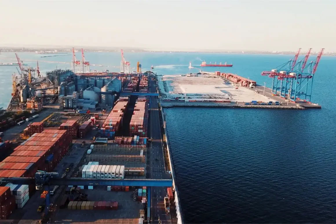 Ogromny port morski z kontenerami i dźwigami, gotowy do eksportu towarów. W oddali widać statek.