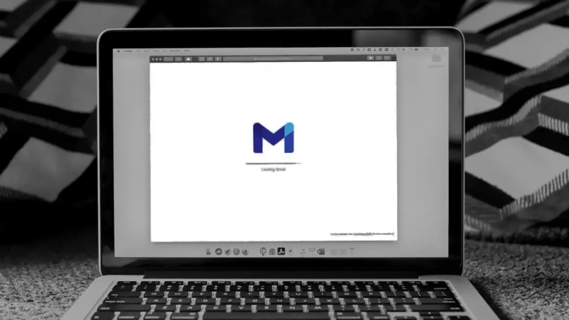 Laptop z otwartym Gmailem, idealny do nauki pisania e-mail po angielsku przykłady.