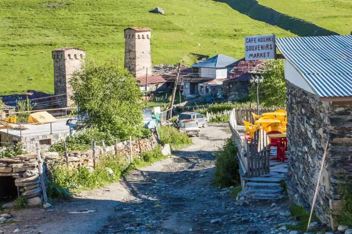 Gruzińska wieś z kamiennymi wieżami. "Gaumardżos" to gruzińskie "na zdrowie!".