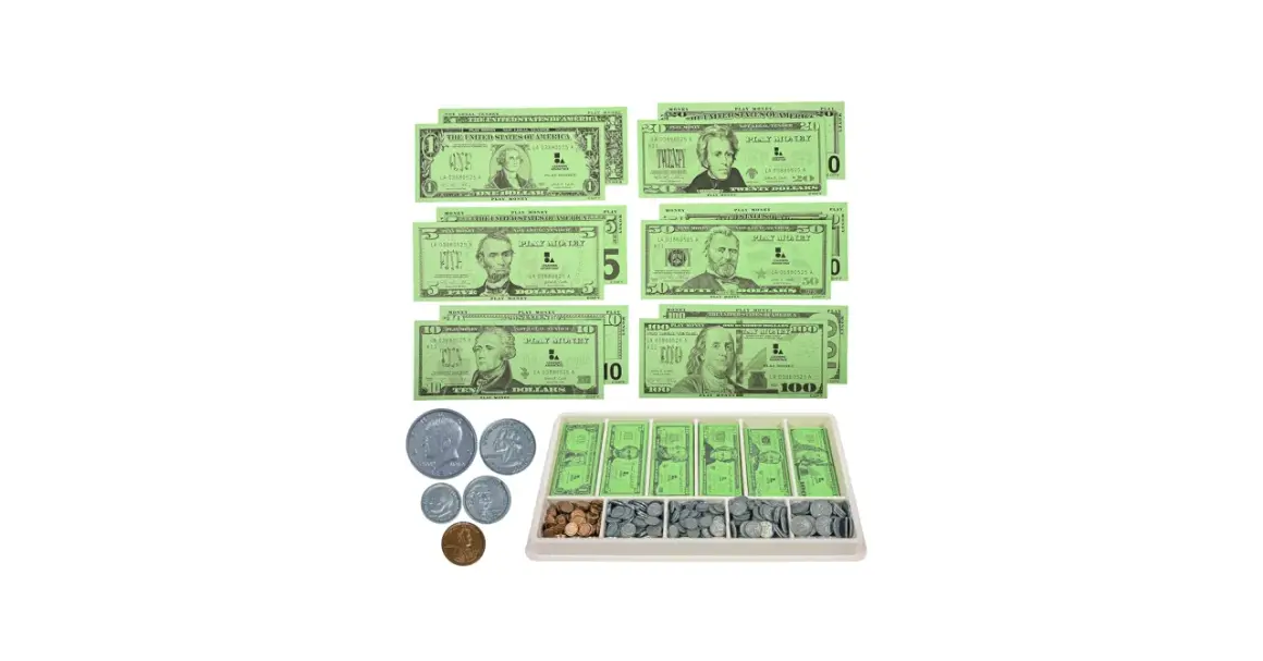 Zestaw pieniędzy do druku: banknoty 1, 5, 10, 20, 50, 100 dolarów oraz monety w tacy.