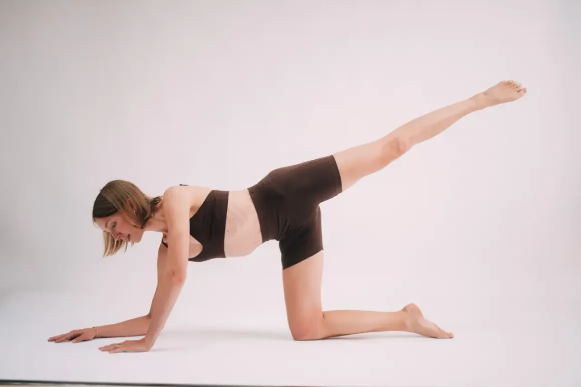 Femme en position quadrupède, jambe levée, dans un exercice pour rectocèle.