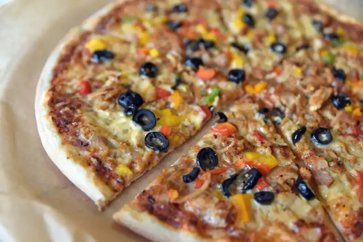 Pyszne rodzaje pizzy z oliwkami, papryką i serem. Idealna na spotkanie z przyjaciółmi.