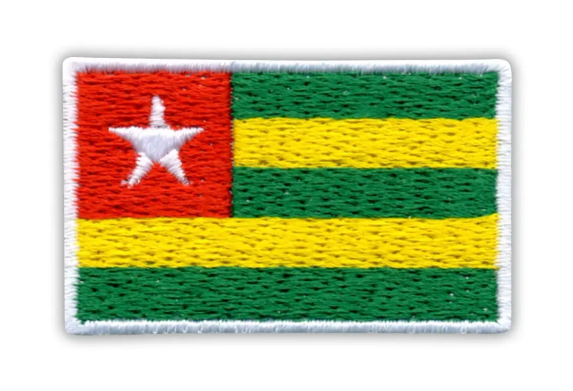 Naszywka z flagą Togo. Czerwony kwadrat z białą gwiazdą obok zielono-żółtych pasów.