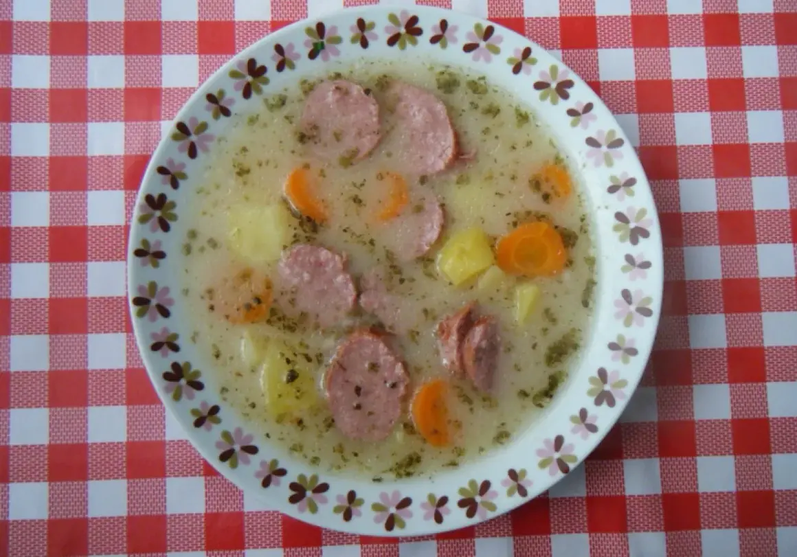 Pyszny żurek z ziemniakami, kiełbasą i jajkiem. Idealny przepis na sycący obiad.