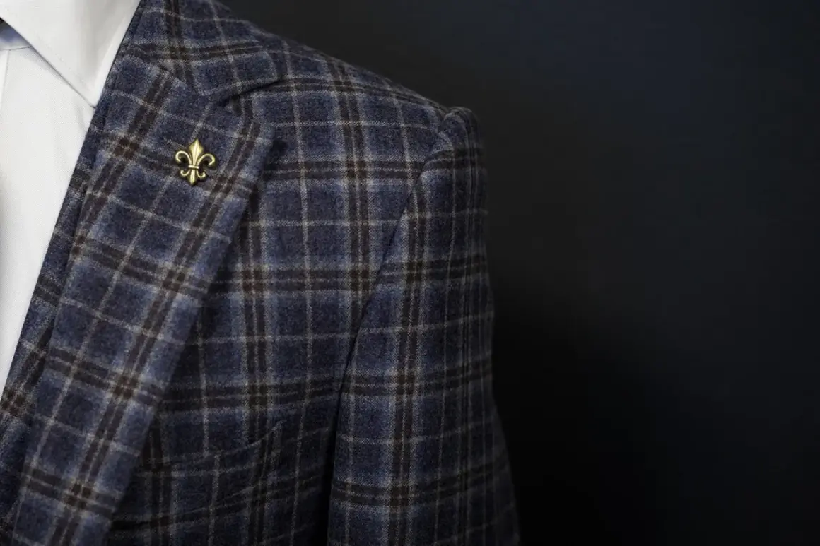 Stylizacje z granatową marynarką: 10 inspiracji na każdą okazję