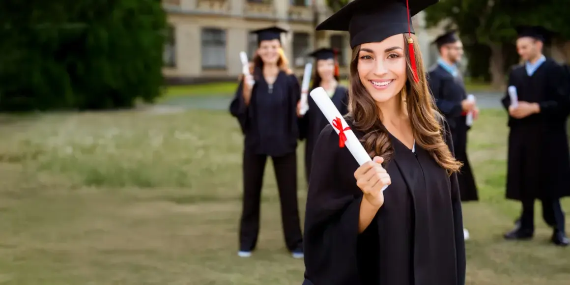 Absolventin mit Urkunde, bereit für MBA mit Fachwirt. Mehrere Studenten in Roben im Hintergrund.