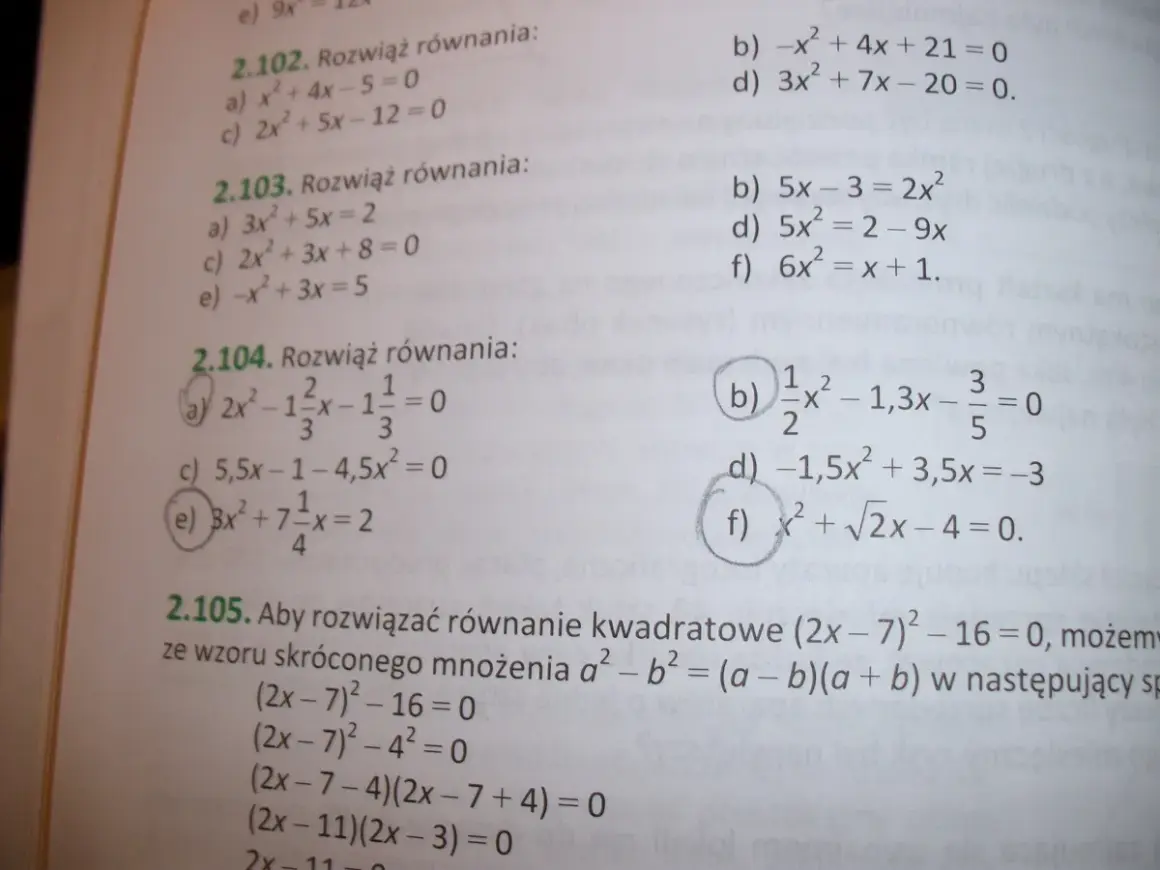 Fragment strony z podręcznika z zadaniami matematycznymi, w tym równaniami kwadratowymi.