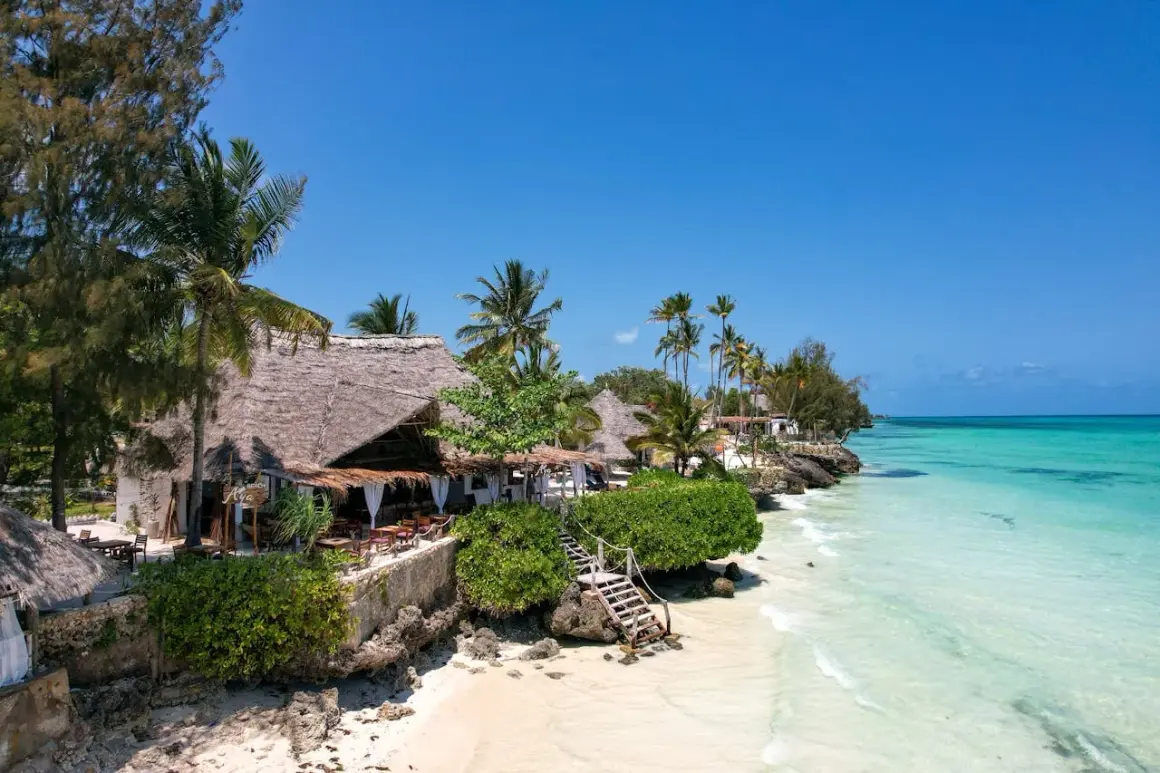 Rajska plaża na Zanzibarze, idealna na wakacje. Pamiętaj o zanzibar szczepienia przed podróżą.