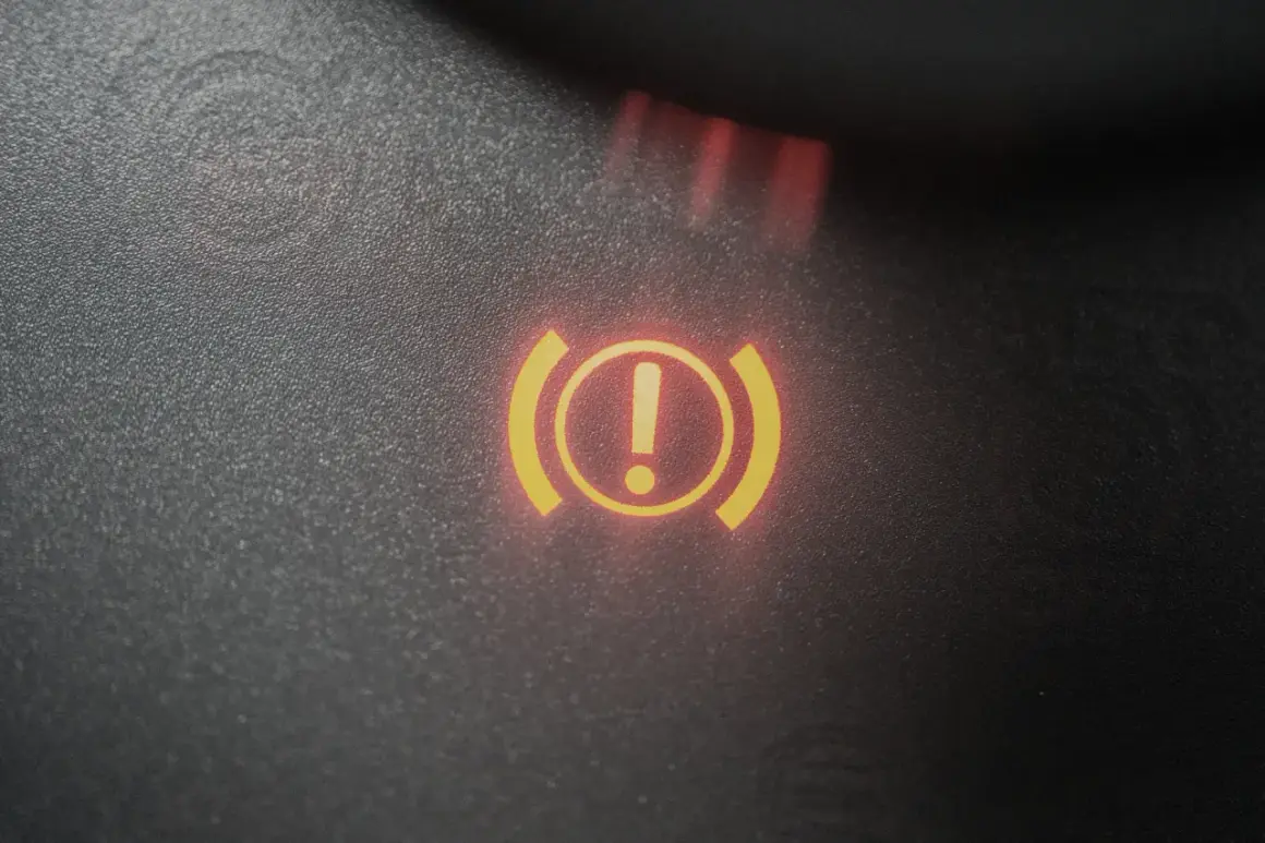Voyant de frein allumé, signalant un possible liquide de frein vide.