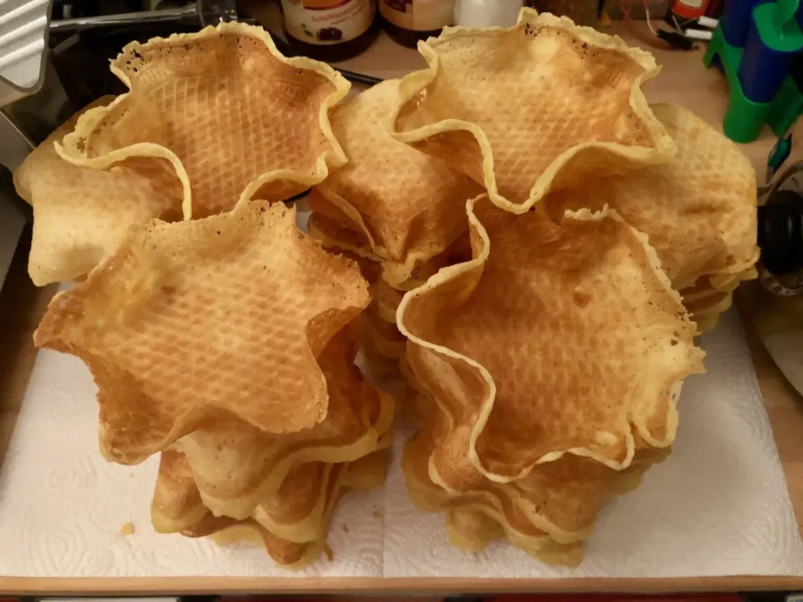 Frisch gebackene, sternförmige Eiswaffeln liegen gestapelt auf Küchenpapier. Perfekt zum **eiswaffeln selber machen** für den Sommer!