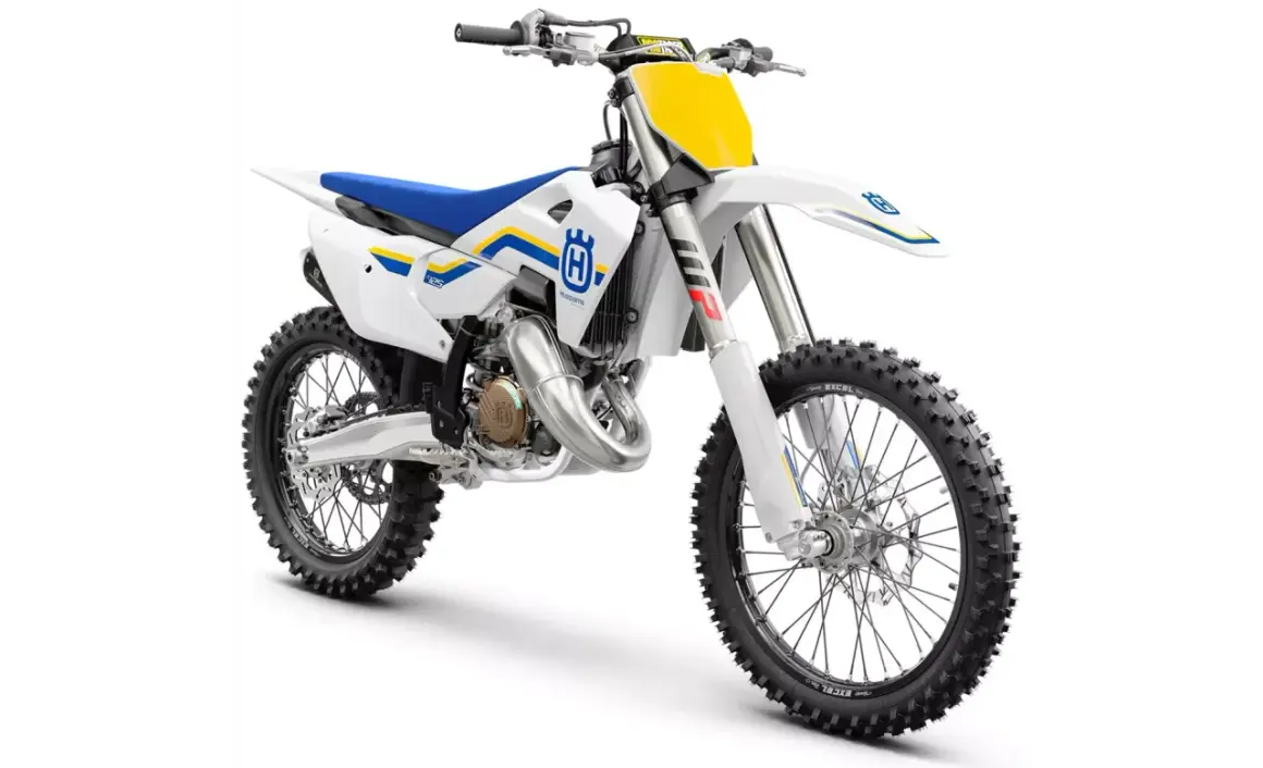 Biały motocykl crossowy Husqvarna 125 z niebieskim siedzeniem i żółtymi akcentami.