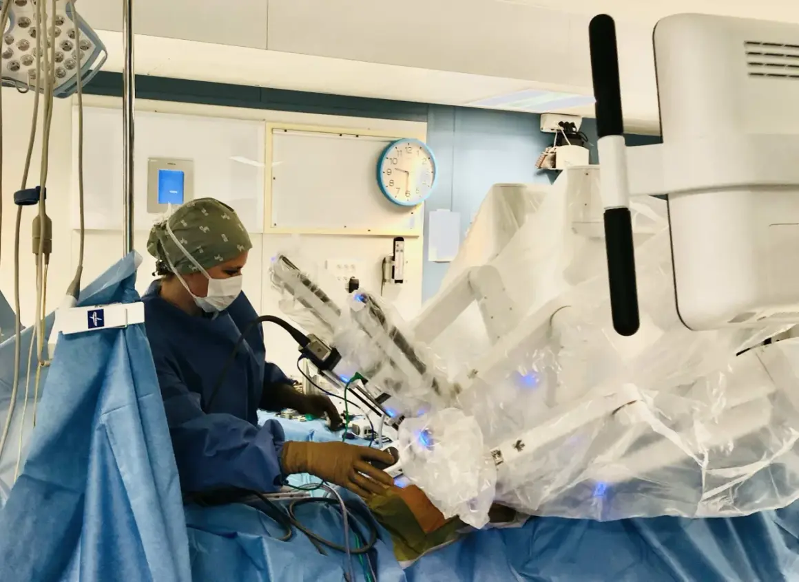 Chirurgien opérant avec un robot chirurgical, une avancée pour les patients après opération de la prostate.