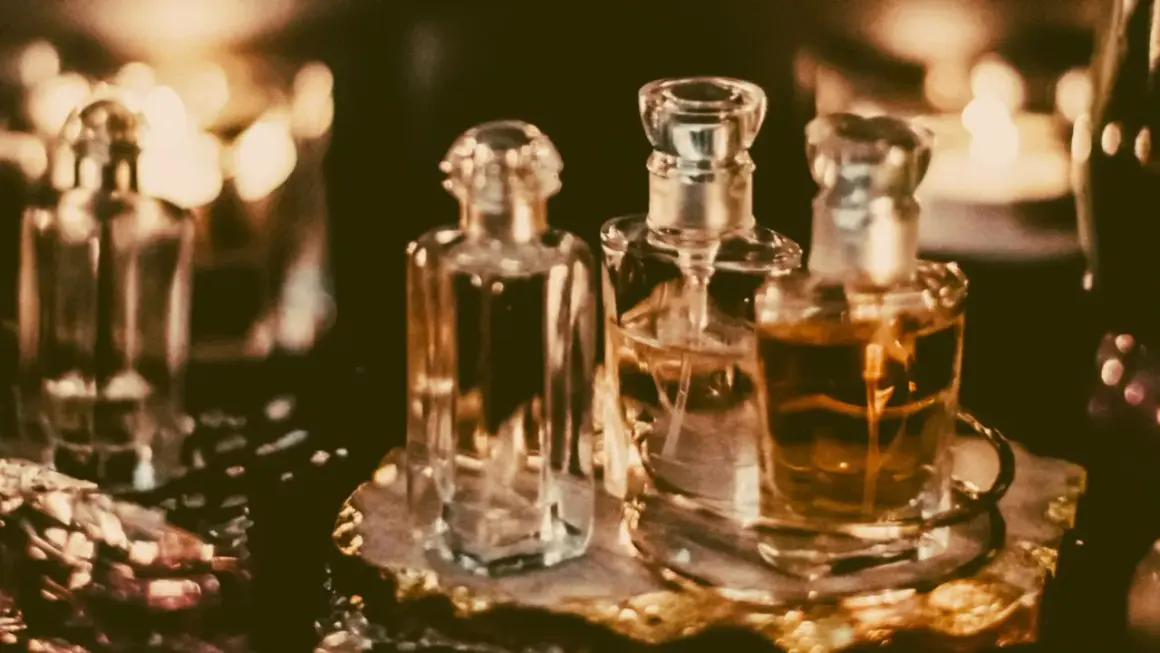 Kilka eleganckich buteleczek z perfumami, niektóre z płynem w kolorze bursztynu. Czy perfumy się psują? Te wyglądają na wieczne.
