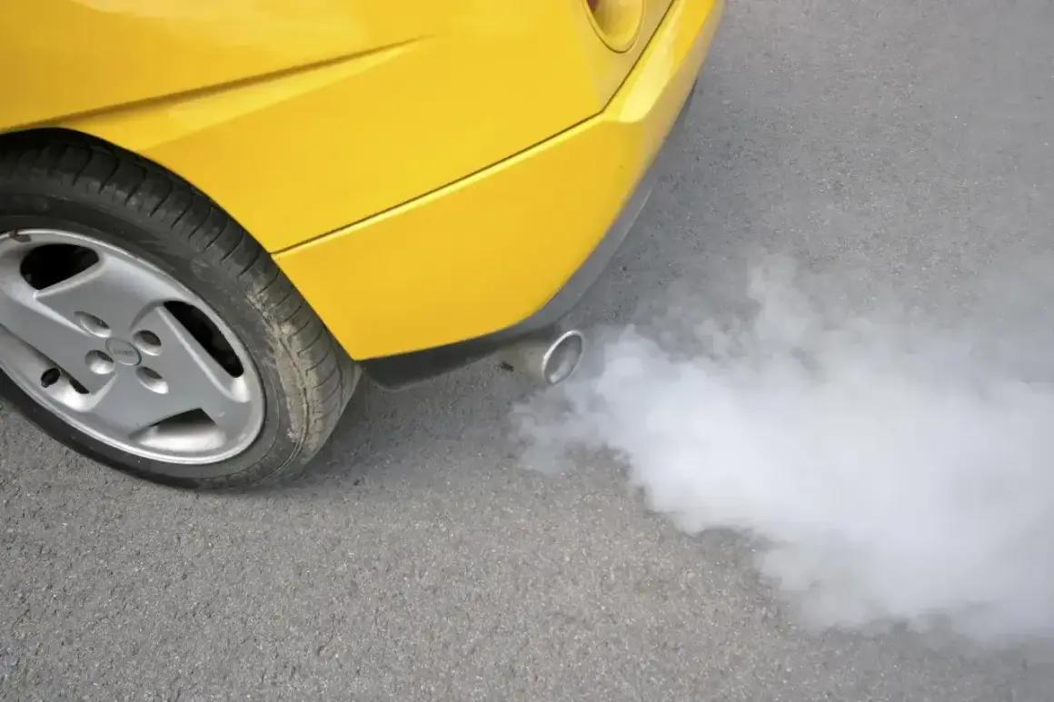 Żółte auto z wydechu pluje białą parą, jakby miało gorączkę.