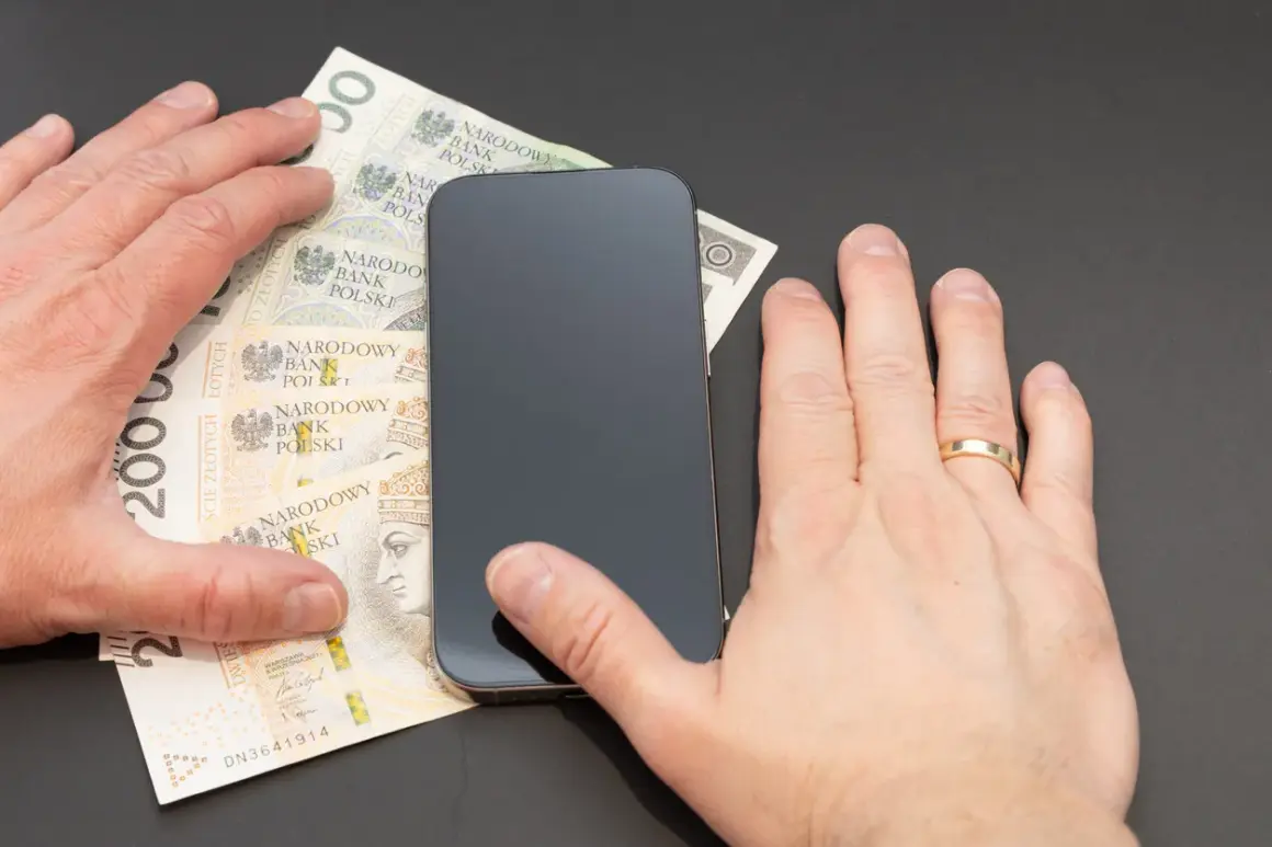 Dłonie przy smartfonie i polskich banknotach. Czy można cofnąć blik?