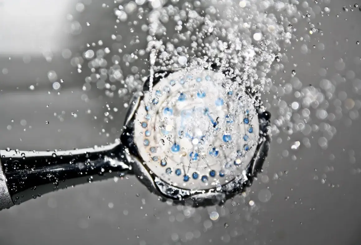 Duschkopf mit Wasserstrahlen. Warum nicht duschen vor Darmspiegelung? Eine erfrischende Dusche ist wichtig.