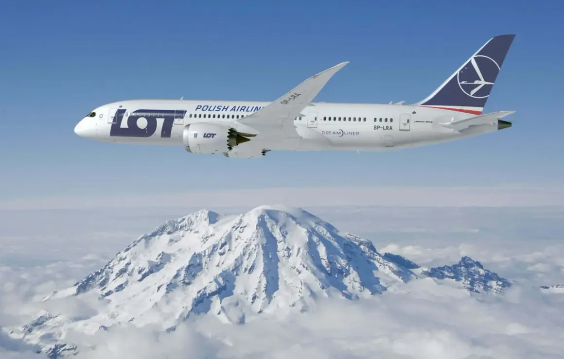 Dreamliner 787 LOT Polish Airlines przelatuje nad ośnieżonymi szczytami gór.