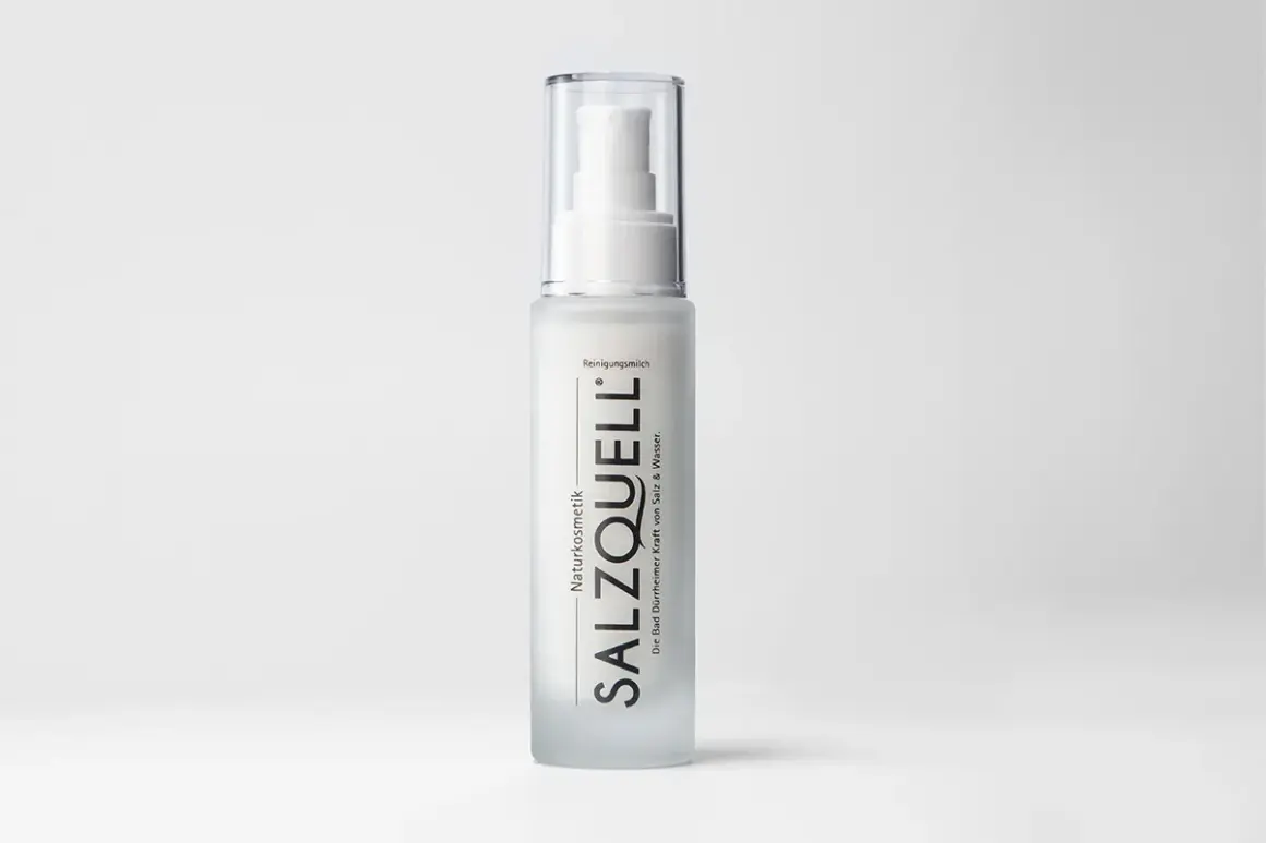 Eine Flasche SALZQUELL Reinigungsmilch mit Pumpspender. Die Anwendung dieser Naturkosmetik verspricht die Kraft von Salz & Wasser für die Haut.