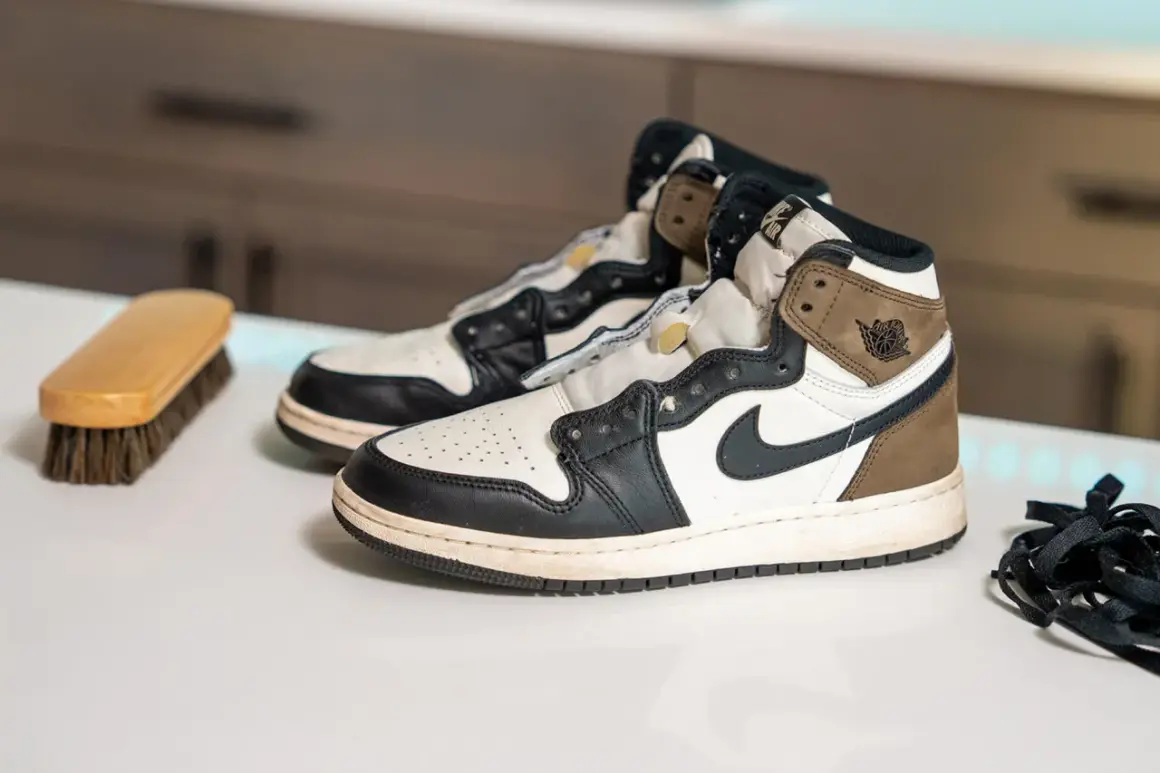 Para wyprostować zagięcia na butach Nike, potrzebna jest szczotka i sznurówki.