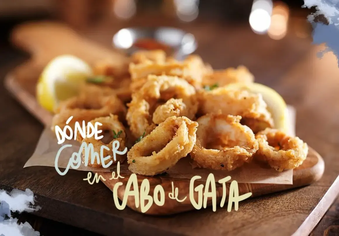 Crujientes calamares fritos, perfectos para un tapeo en Cabo de Gata. ¡Una delicia que no te puedes perder!