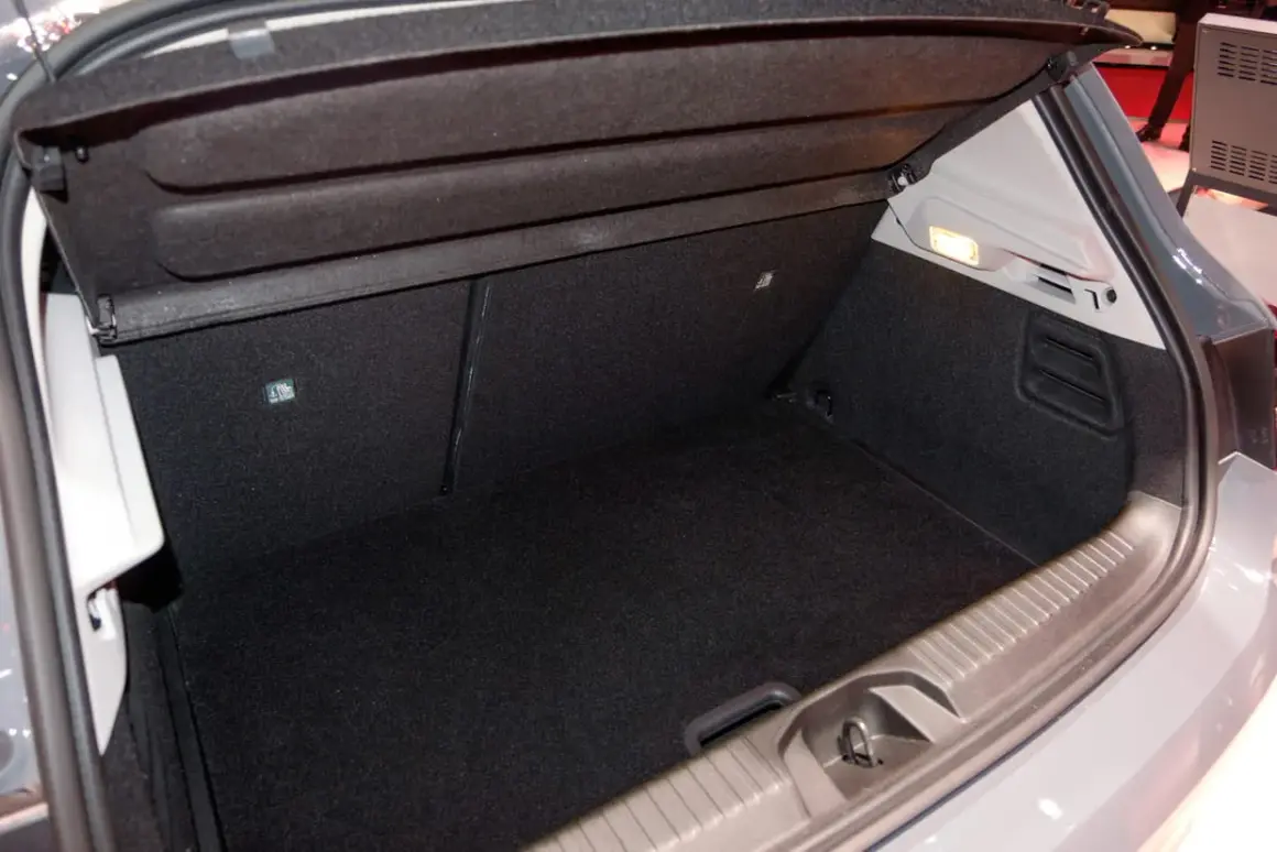 Coffre de la Clio 5, prêt à accueillir vos bagages pour un week-end. La dimension est parfaite pour la vie quotidienne.