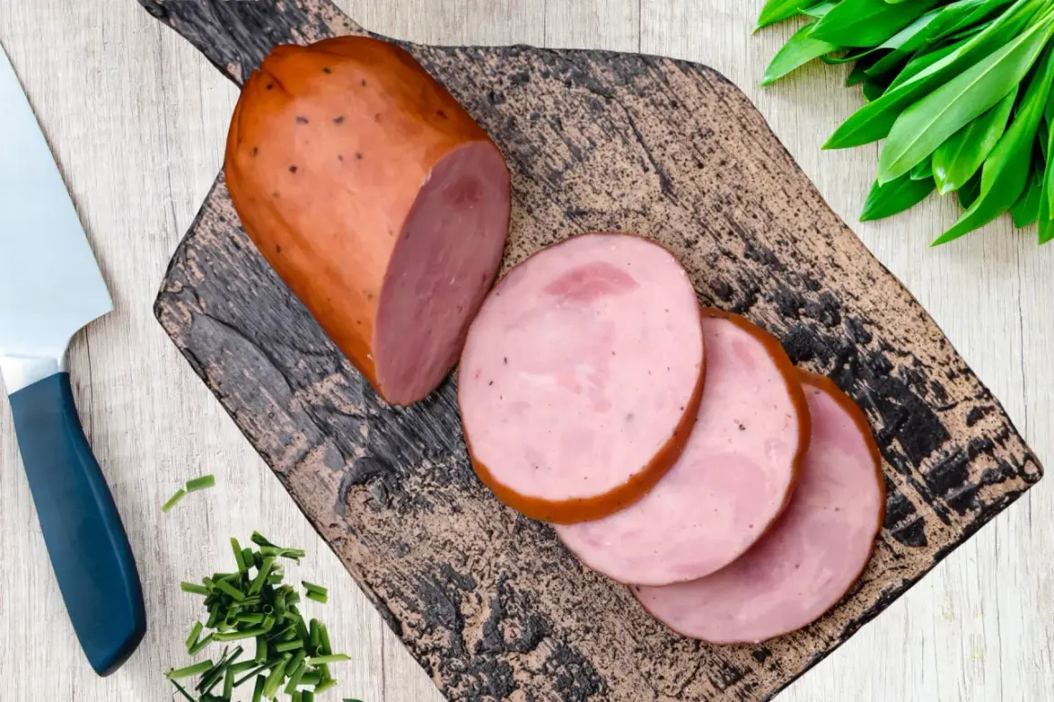 Kiełbasa szynkowa parzona, gotowa do podania. Idealna na kanapki, jako dodatek do dań. Prosty przepis na domową wędlinę.
